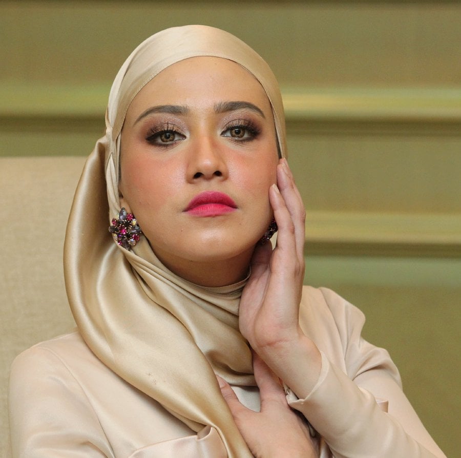 #Showbiz: Fathia Latiff wows Netizens with rapping skills | New Straits